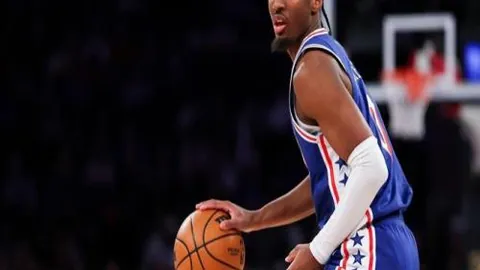 巴伯联决战激战升级：球员大打出手再现德甲名场面飞踹瞬间